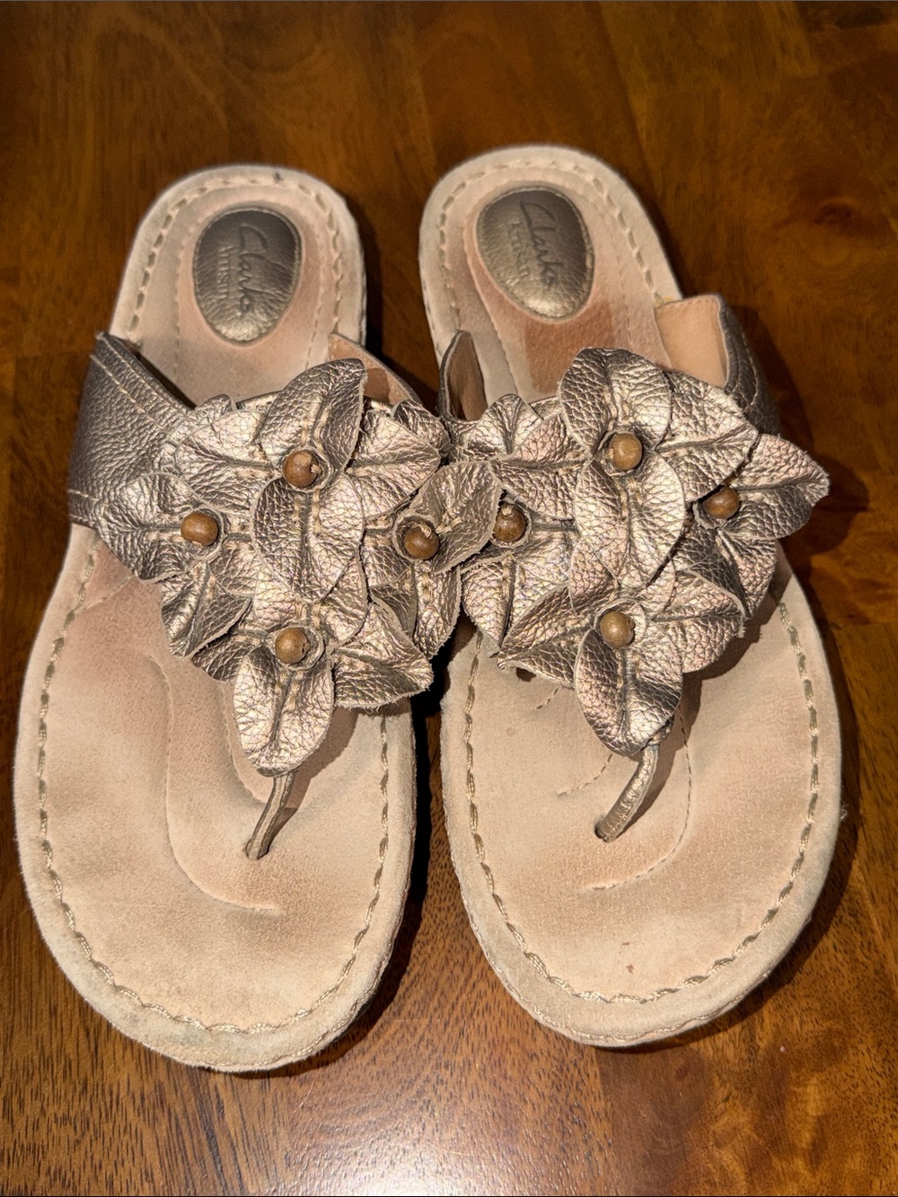 Clarks Artisan women’s 10 Metallic Gold Floral Wedge Thong Sandals - Picture 3 of 11